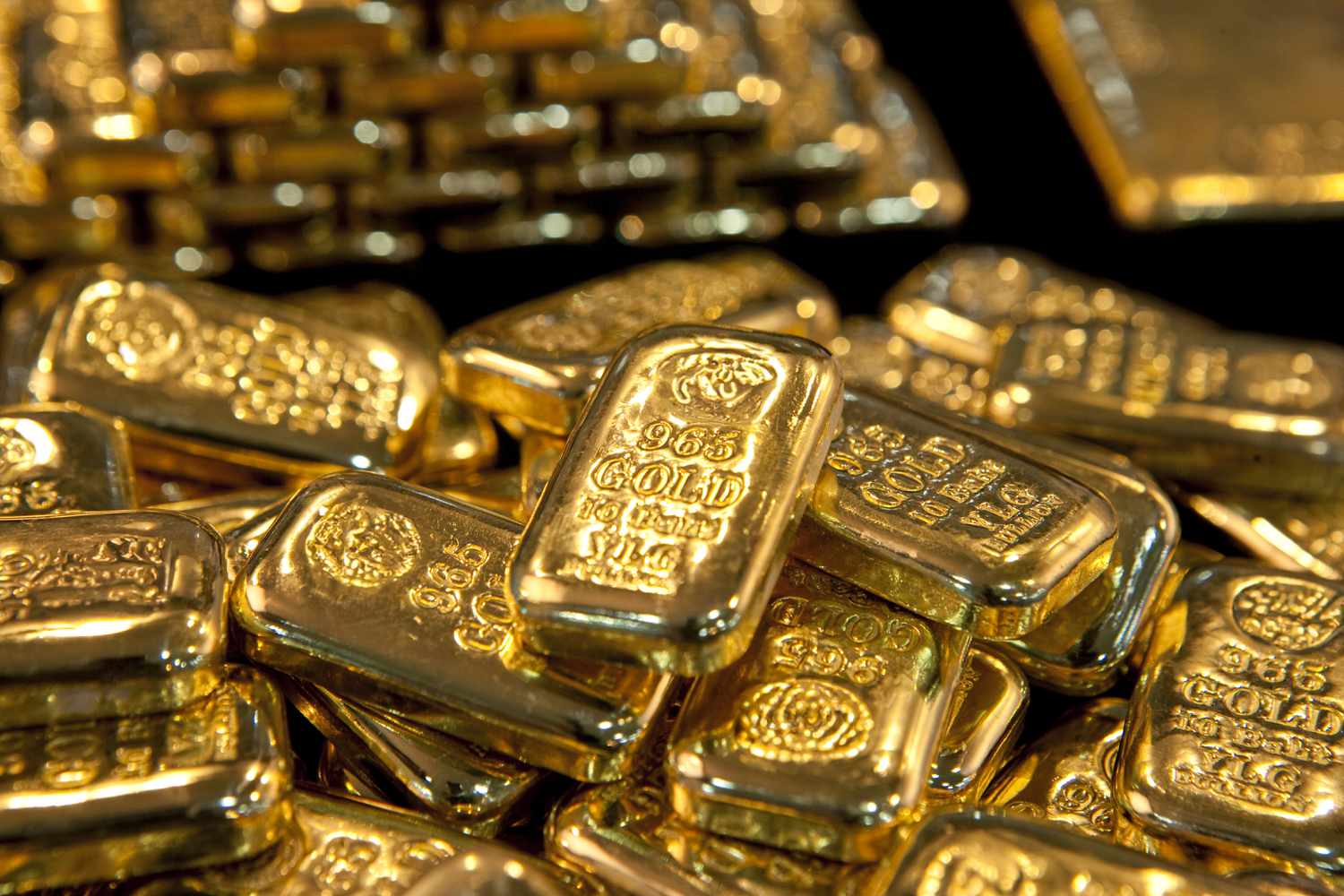 Gold Dips Below $3,300 Short-Term, but Goldman Sachs Predicts Rebound to $3,600